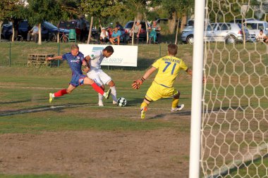 ODESSA, UKRAINE - 09 / 11 / 2020 - Ukrayna şampiyonasında birinci ligin futbol kulüplerinin mücadelesi. FC BALKANY (Zarya) - FC NIKOLAEV - mavi. Çimlerin üzerinde büyük futbol oynarken oyun anı