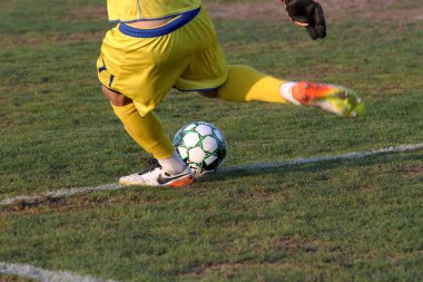 ODESSA, UKRAINE - 09 / 11 / 2020 - Ukrayna şampiyonasında birinci ligin futbol kulüplerinin mücadelesi. FC BALKANY (Zarya) - FC NIKOLAEV - mavi. Çimlerin üzerinde büyük futbol oynarken oyun anı