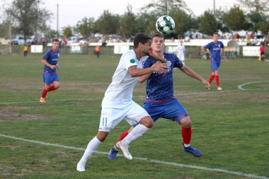 ODESSA, UKRAINE - 09 / 11 / 2020 - Ukrayna şampiyonasında birinci ligin futbol kulüplerinin mücadelesi. FC BALKANY (Zarya) - FC NIKOLAEV - mavi. Çimlerin üzerinde büyük futbol oynarken oyun anı