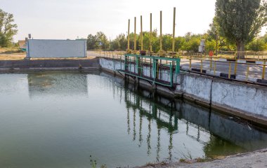 Beton bir duvardaki tarım kanalı veya sulama kanalı çiftçinin kurak tarım alanlarındaki tarım arazisine doğrudan su verir.