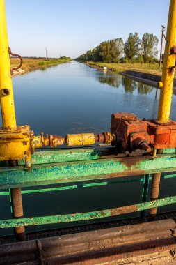 Beton bir duvardaki tarım kanalı veya sulama kanalı çiftçinin kurak tarım alanlarındaki tarım arazisine doğrudan su verir.