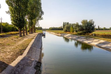 Beton bir duvardaki tarım kanalı veya sulama kanalı çiftçinin kurak tarım alanlarındaki tarım arazisine doğrudan su verir.