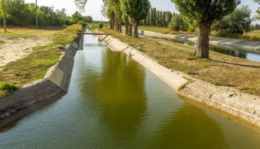 Beton bir duvardaki tarım kanalı veya sulama kanalı çiftçinin kurak tarım alanlarındaki tarım arazisine doğrudan su verir.