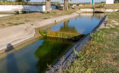 Beton bir duvardaki tarım kanalı veya sulama kanalı çiftçinin kurak tarım alanlarındaki tarım arazisine doğrudan su verir.