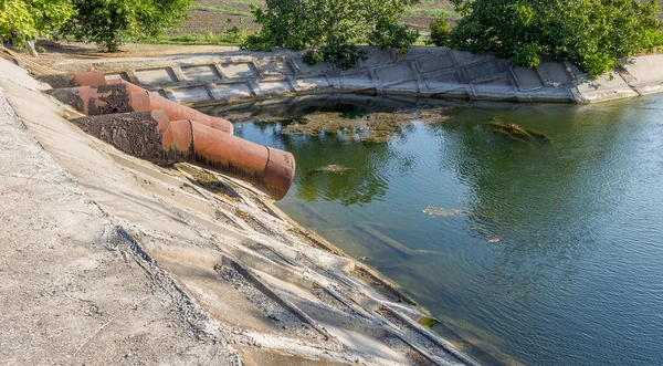コンクリート壁の農業用運河または灌漑用運河危険な農業の乾燥地帯の農家の農地に直接水 — ストック写真