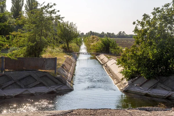 Beton Bir Duvardaki Tarım Kanalı Veya Sulama Kanalı Çiftçinin Kurak — Stok fotoğraf