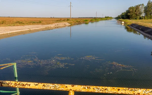Terusan Pertanian Atau Kanal Irigasi Dinding Beton Air Langsung Lahan — Stok Foto