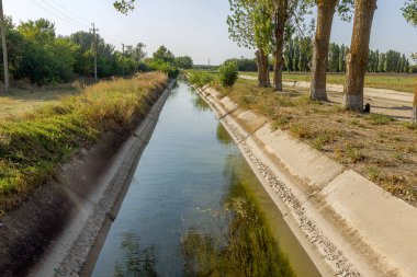 Beton bir duvardaki tarım kanalı veya sulama kanalı çiftçinin kurak tarım alanlarındaki tarım arazisine doğrudan su verir.