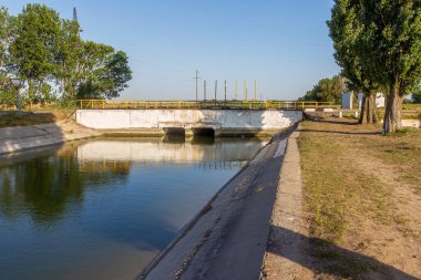 Beton bir duvardaki tarım kanalı veya sulama kanalı çiftçinin kurak tarım alanlarındaki tarım arazisine doğrudan su verir.