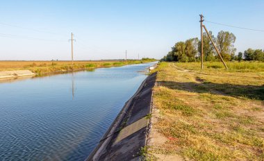 Beton bir duvardaki tarım kanalı veya sulama kanalı çiftçinin kurak tarım alanlarındaki tarım arazisine doğrudan su verir.