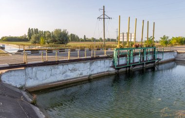 Beton bir duvardaki tarım kanalı veya sulama kanalı çiftçinin kurak tarım alanlarındaki tarım arazisine doğrudan su verir.