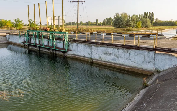 Landwirtschaftlicher Kanal Oder Bewässerungskanal Einer Betonwand Direktes Wasser Zum Ackerland — Stockfoto