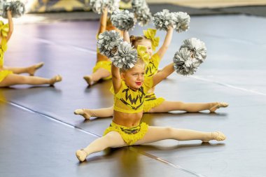ODESSA, UKRAINE - 20 Eylül 2020: Çocuk Amigoluğu Şampiyonası. Genç ponpon kızlar şehrin spor salonundaki ponpon kız şampiyonasında gösteri yapıyorlar. Çocuk sporları, sağlıklı yaşam tarzı.