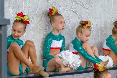 ODESSA, UKRAINE - 20 Eylül 2020: Çocuk Amigoluğu Şampiyonası. Genç ponpon kızlar şehrin spor salonundaki ponpon kız şampiyonasında gösteri yapıyorlar. Çocuk sporları, sağlıklı yaşam tarzı.