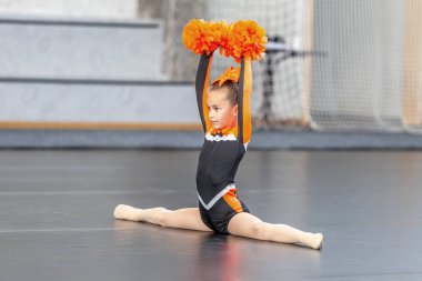 ODESSA, UKRAINE - 20 Eylül 2020: Çocuk Amigoluğu Şampiyonası. Genç ponpon kızlar şehrin spor salonundaki ponpon kız şampiyonasında gösteri yapıyorlar. Çocuk sporları, sağlıklı yaşam tarzı.