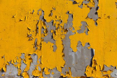 Eski, yıpranmış, beton bir duvardaki altın yağlı boyanın dokusu. Yaratıcı klasik tasarım için arka plan. Duvardaki kırık eski boya.