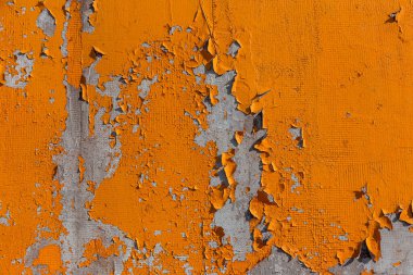 Eski, yıpranmış, beton bir duvardaki altın yağlı boyanın dokusu. Yaratıcı klasik tasarım için arka plan. Duvardaki kırık eski boya.