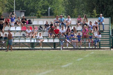 ODESSA, UKRAINE - CIRCUS, 2020: En sevdikleri takımların oynadığı küçük bir ragbi stadyumunun tribünlerinde seyirciler. Stadyumdaki taraftarlar ve seyirciler takımlarını duygusal olarak destekliyor.