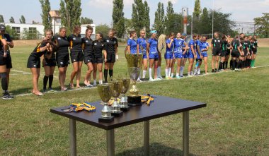 ODESSA, UKRAINE - 22 Ağustos 2020: Ukrayna Kadınlar Rugby Şampiyonası resmi spor ödülleri, madalyalar ve kupalar. Turnuva kazananları için spor ödülleri masası