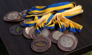 ODESSA, UKRAINE - 22 Ağustos 2020: Ukrayna Kadınlar Rugby Şampiyonası resmi spor ödülleri, madalyalar ve kupalar. Turnuva kazananları için spor ödülleri masası