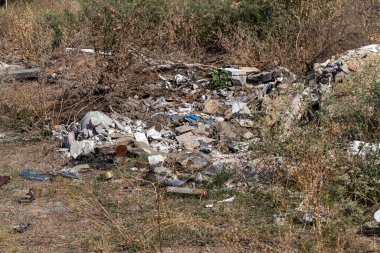Dairelerin ve evlerin yenilenmesinden sonra inşaat atığı. Yoldaki beyaz torbalarda bir yığın inşaat atığı. Yol kenarındaki inşaat atıkları imha için hazırlandı.
