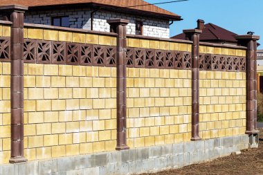 Prefabrik beton, taş, tuğla yeni, modern, pahalı, sokak sokak çitleri. Çit duvarı, kabartmalı yol macunuyla kaplıdır. Metin, zenginlik konsepti, koruma; güvenilirlik