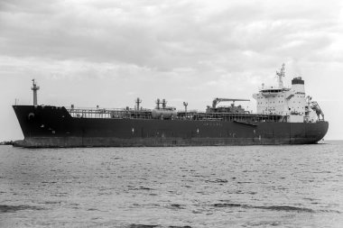 Yüksüz bir deniz kargo gemisi, uluslararası sanayi taşımacılığı için endüstriyel yük yüklemek üzere Odessa Ukrayna 'nın Yuzhny deniz ticaret limanına giriyor. Gemisi olan bir liman.