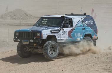 El Gouna, Mısır - 11th Mayıs 2018: El Gouna ralli Kupası çöl ralli 11th Mayıs 2018 yılında El Gouna, Mısır üzerinde. Açılış günü özel El Gouna deneme aşamasında zaman