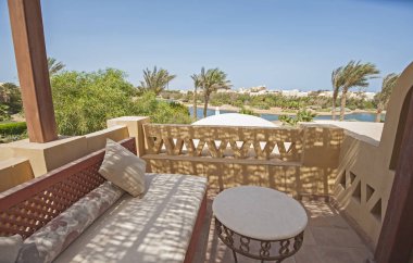 Teras mobilya tropikal tatil sandalyeler ve lagün üzerinde deniz manzaralı lüks Villa