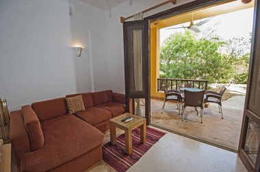Lüks Daire salon salonda ev gösteren iç tasarım dekor mobilya ve açık veranda alanı göster