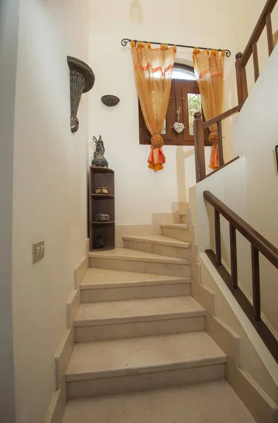 木製手すり手すりと贅沢な休日の別荘の 階から大理石の湾曲した階段 — ストック写真