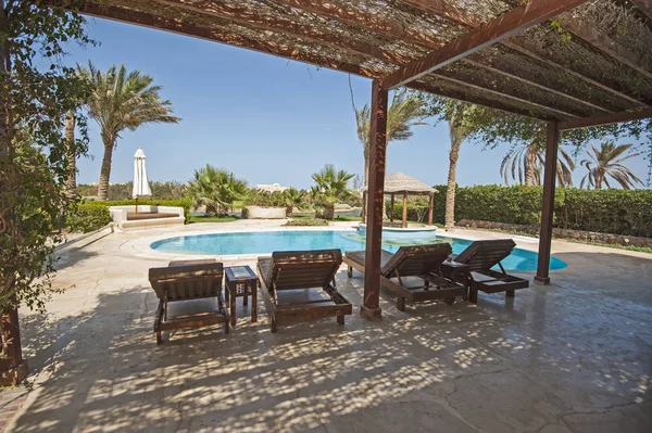 豪华别墅秀家在热带夏季假日度假村有游泳池和太阳椅 — 图库照片