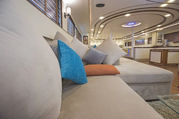 大型高級モーターヨットでサロンエリアのインテリアデザイン家具の装飾 — ストック写真