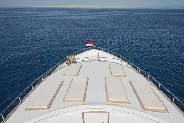 Widok Łuk Duży Luksusowy Jacht Motorowy Otwarty Ocean Lub Tropikalny — Zdjęcie stockowe