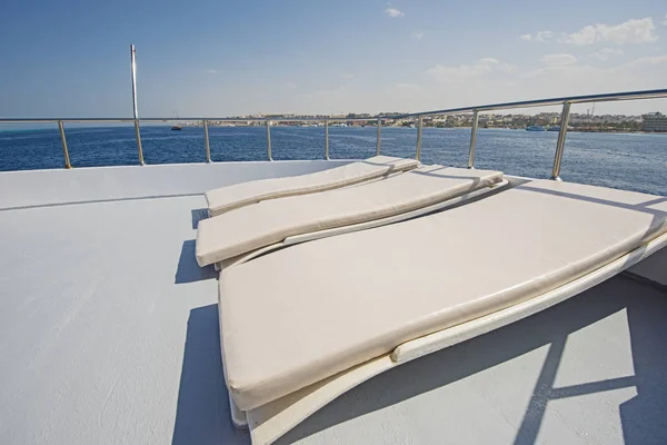 Widok Łuk Duży Luksusowy Jacht Motorowy Otwarty Ocean Lub Tropikalny — Zdjęcie stockowe