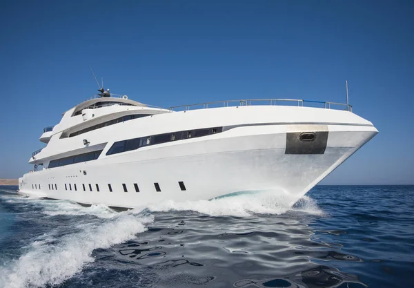 Luksusowy Prywatny Jacht Motorowy Drodze Tropikalne Morze Falą Łuku — Zdjęcie stockowe