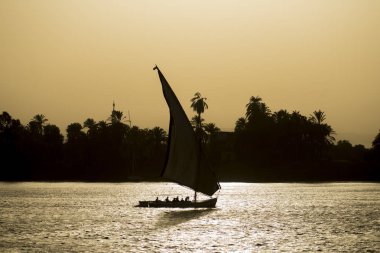 Geleneksel Mısır felluca Yelkenli tekne siluet alacakaranlıkta batımında Nil Nehri üzerinde