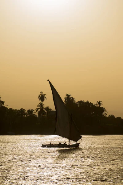Παραδοσιακή Αιγυπτιακή Felluca Ιστιοπλοϊκό Σκάφος Στον Ποταμό Νείλο Στη Σιλουέτα — Φωτογραφία Αρχείου