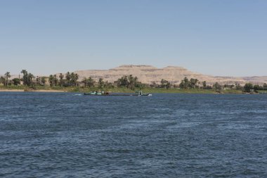 Büyük geniş nehir Nil Batı Şeria seyir kırsal kırsal manzara ile seyahat eden eski geleneksel mavna tekneye