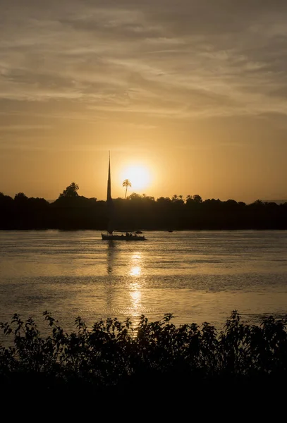 Velero Tradicional Egipcio Felluca Río Nilo Silueta Atardecer —  Fotos de Stock