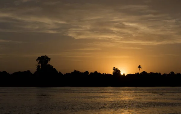 Силуэт Тропического Берега Реки Закате Солнца Пальмой Солнцем Оранжевом Небе — стоковое фото