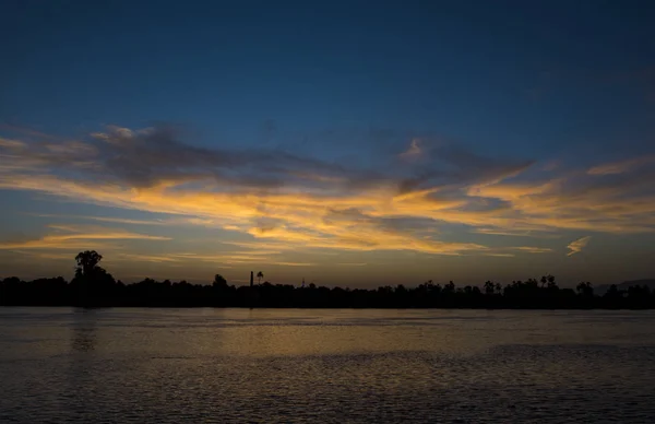 Silhouet Van Tropische Rivieroever Bij Schemering Zonsondergang Met Wolken Lucht — Stockfoto