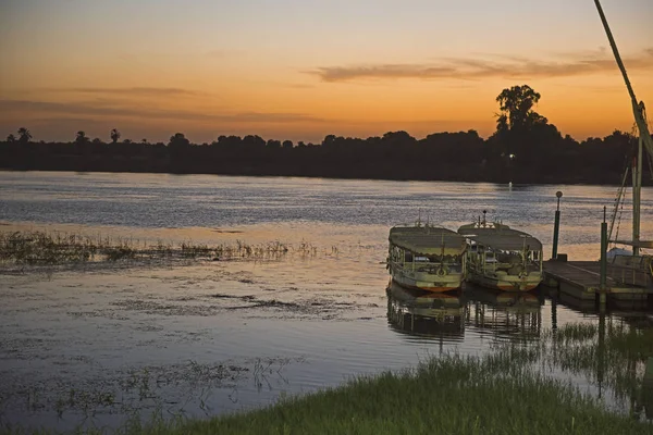 Traditionele Egyptische Felluca Zeilboot Rivier Nijl Afgemeerd Aan Steiger Schemering — Stockfoto