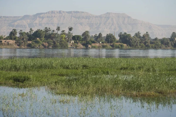 Widok Panoramiczny Pejzaż Wsi Dużej Rzeki Nilu Środowisku Suchych Wyświetlone — Zdjęcie stockowe