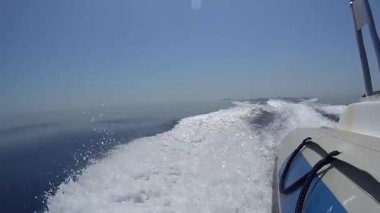 Uyku modundan çıkarma ile sakin düz tropikal deniz okyanus üzerinden yüksek hızda seyahat küçük şişme sürat teknesi