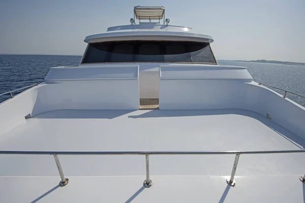 Vista Sobre Proa Grande Iate Motor Luxo Com Flybridge Oceano — Fotografia de Stock