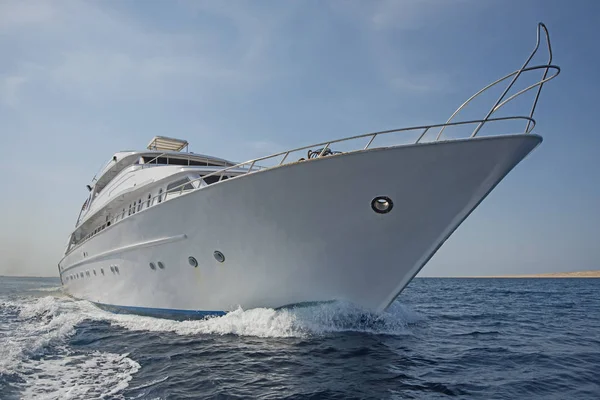 Luksusowy Prywatny Jacht Motorowy Drodze Tropikalne Morze Falą Łuku — Zdjęcie stockowe