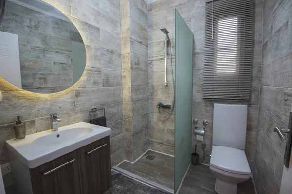シャワー ブース付けの豪華なショー ホーム バスルームのインテリア デザイン — ストック写真
