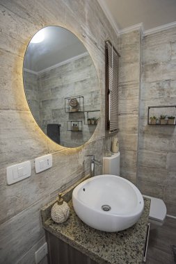 İç tasarım bir lüks ev banyo ayna ve lavabo göster