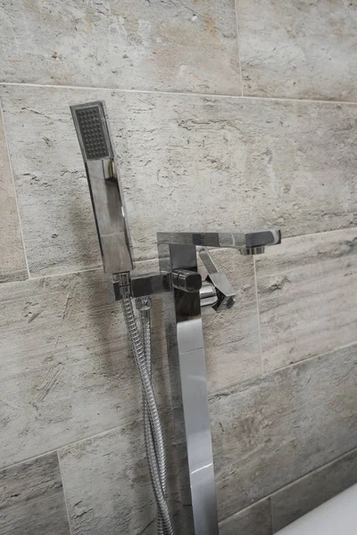 シャワー ヘッドで高級ショー ホーム バスルーム ミキサーのインテリア デザインをタップします — ストック写真